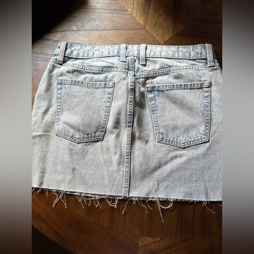 NWT Wild Fable Light Wash Denim Mini Skirt with frayed hem size 6 - Picture 4 of 5